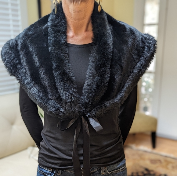 Black capelet, no size - Picture 2 of 3